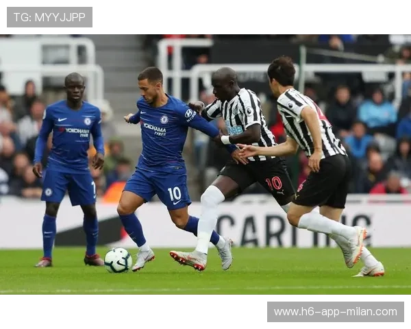 AC米兰后场发动长传直达锋线形成威胁