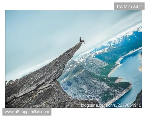 世界户外极限赛选手挑战悬崖成功