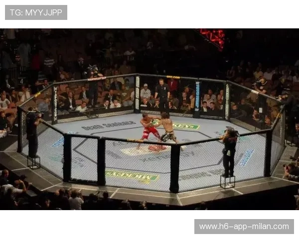 UFC拳手背摔对手动作太狠，搏击场上的极致瞬间震撼人心