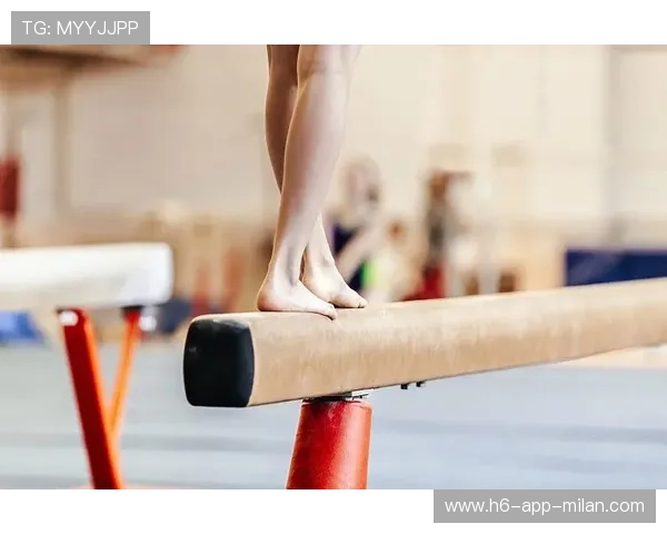 体操平衡木动作翻三圈稳如泰山