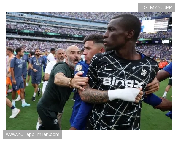 切尔西中场组织课：球员练习360度视野传球与拆解防守